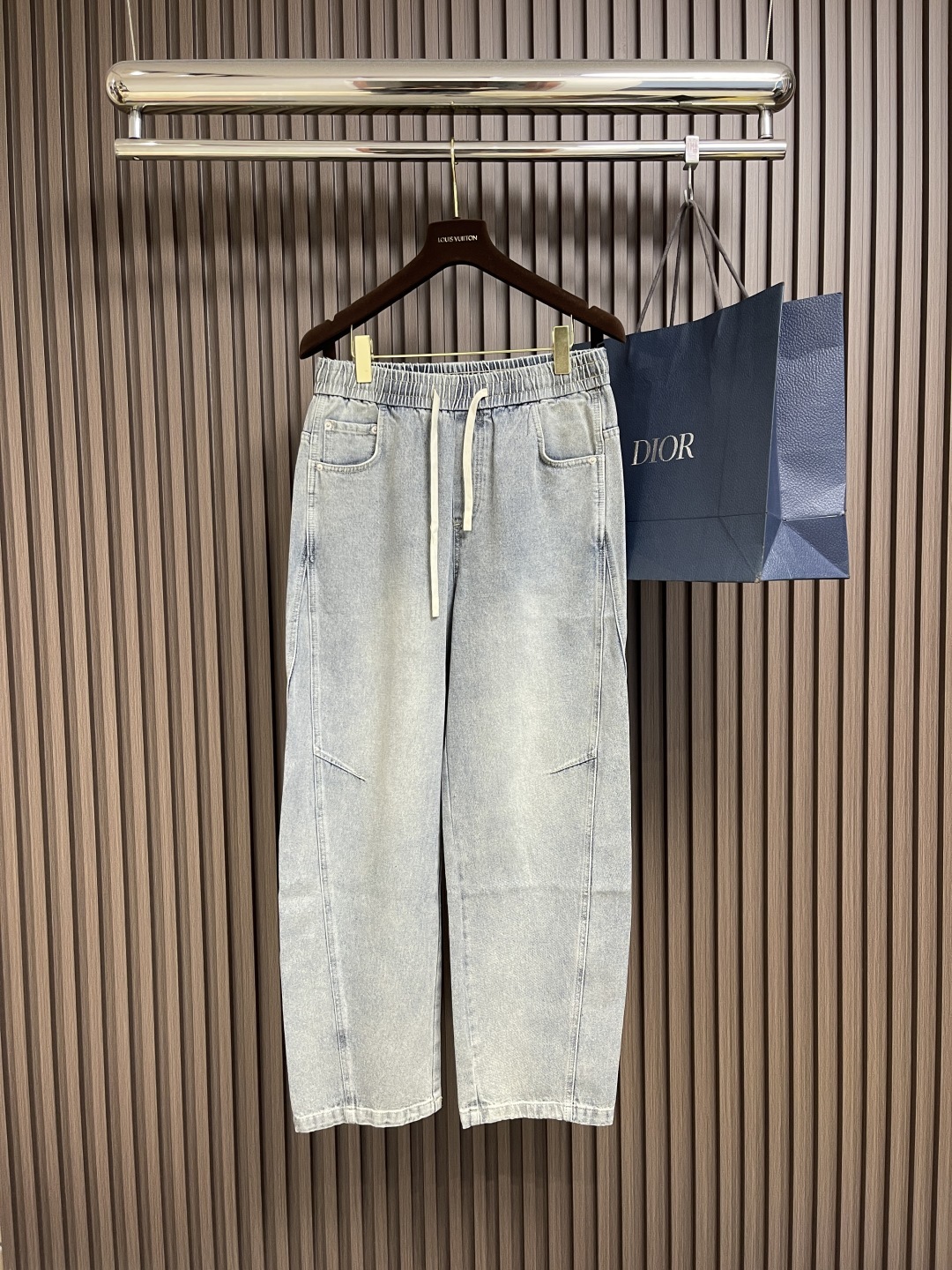 🛒🛒bv 弯刀复古水洗蓝色直筒牛仔裤,解锁时尚新态度,就看这条弯刀蓝牛仔裤!它以100%纯棉面料打造,舒