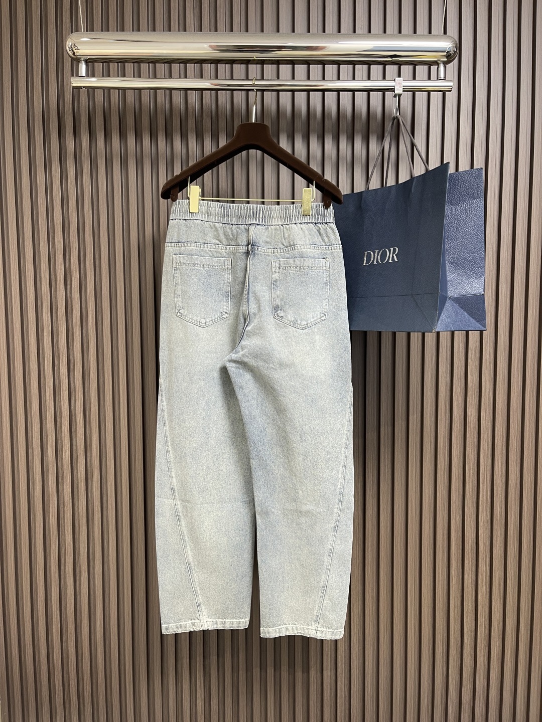🛒🛒bv 弯刀复古水洗蓝色直筒牛仔裤,解锁时尚新态度,就看这条弯刀蓝牛仔裤!它以100%纯棉面料打造,舒
