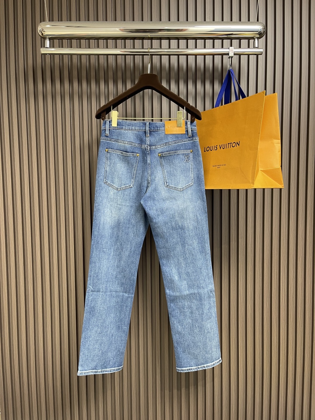 🛒🛒LV 2025ss新款后袋logo压花牛仔裤,以其独特的设计理念,完美融合了时尚与实用性,成为男女皆
