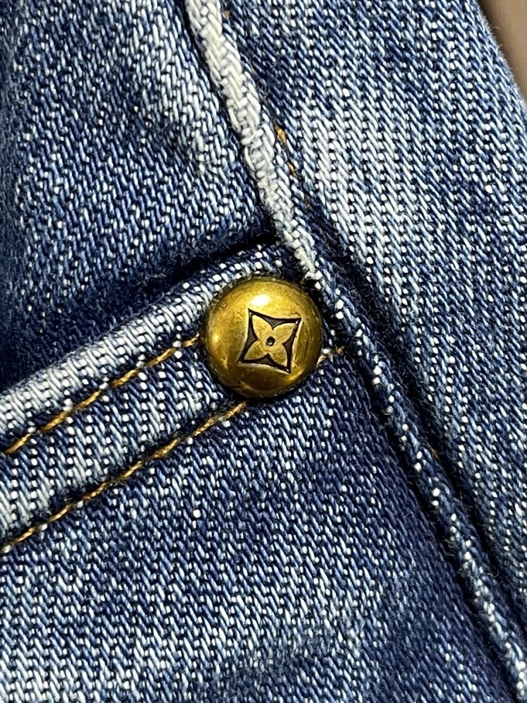 🛒🛒LV 2025ss新款后袋logo压花牛仔裤,以其独特的设计理念,完美融合了时尚与实用性,成为男女皆