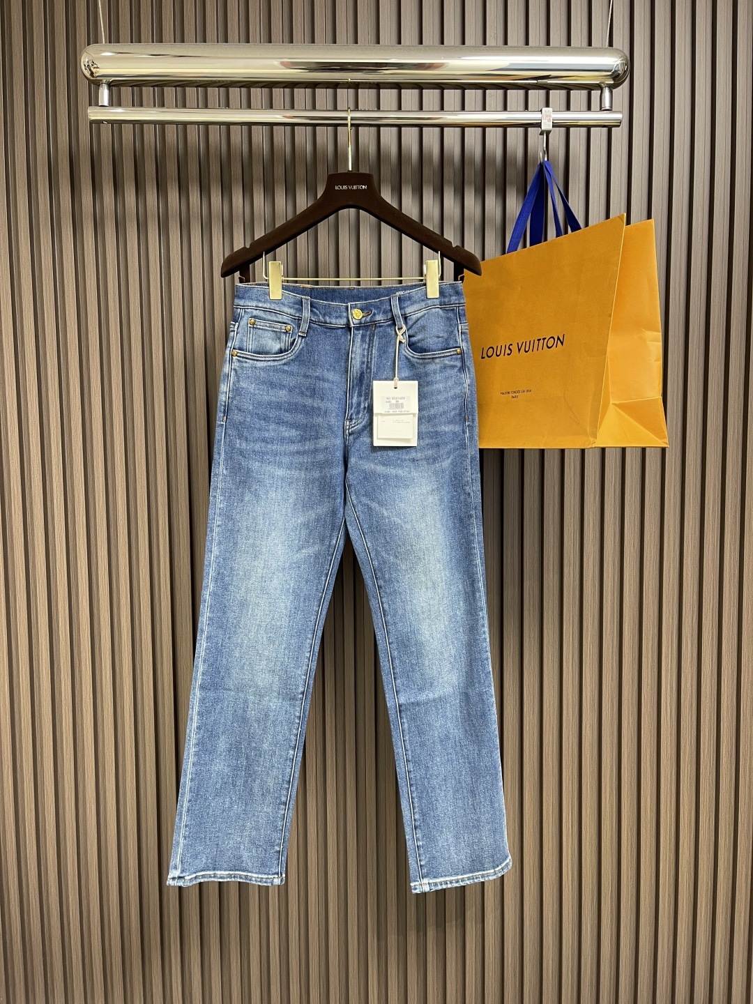 🛒🛒LV 2025ss新款后袋logo压花牛仔裤,以其独特的设计理念,完美融合了时尚与实用性,成为男女皆