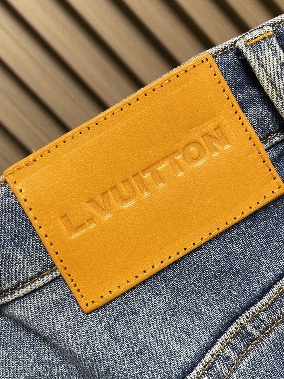 🛒🛒LV 2025ss新款后袋logo压花牛仔裤,以其独特的设计理念,完美融合了时尚与实用性,成为男女皆