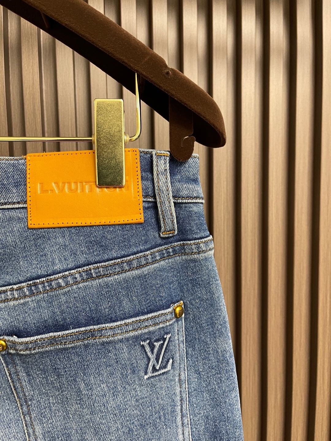 🛒🛒LV 2025ss新款后袋logo压花牛仔裤,以其独特的设计理念,完美融合了时尚与实用性,成为男女皆