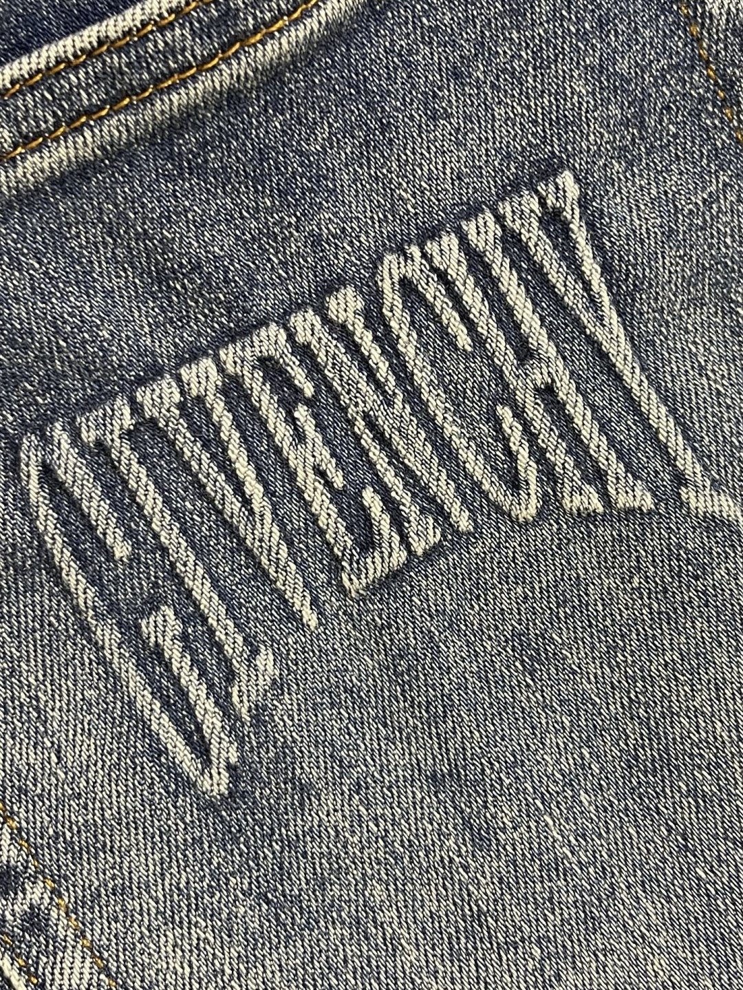 🛒🛒Givenchy 2025SS后袋刺绣牛仔裤，经典五袋款，完全属 于心目中的牛仔裤该有的模样，适度的