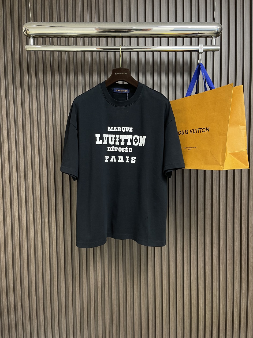 🛒🛒LV 2025SS 限定新品logo印花短袖T恤，基础简约百搭款式，面料采用是高克重的针织棉布料，柔