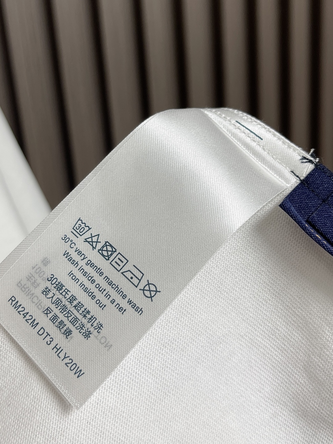 🛒🛒LV 印花短袖T恤,采用了数码技术,喷墨印花可以实现复杂的图案和丰富的色彩,将墨水均匀喷射到织物表面