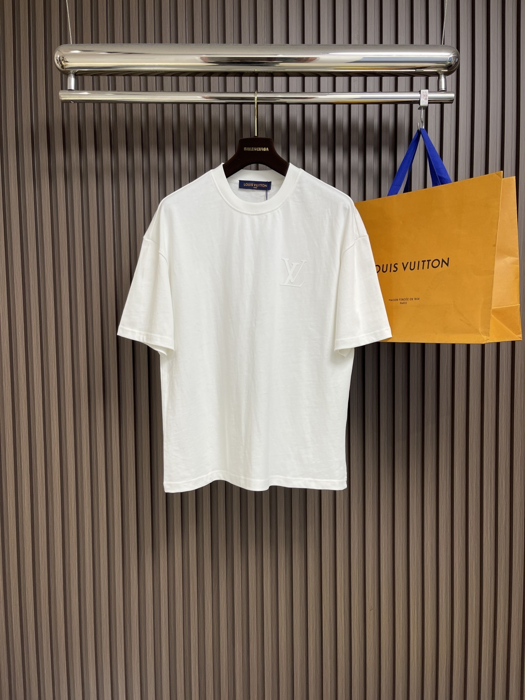 🛒🛒LV 印花短袖T恤,采用了数码技术,喷墨印花可以实现复杂的图案和丰富的色彩,将墨水均匀喷射到织物表面
