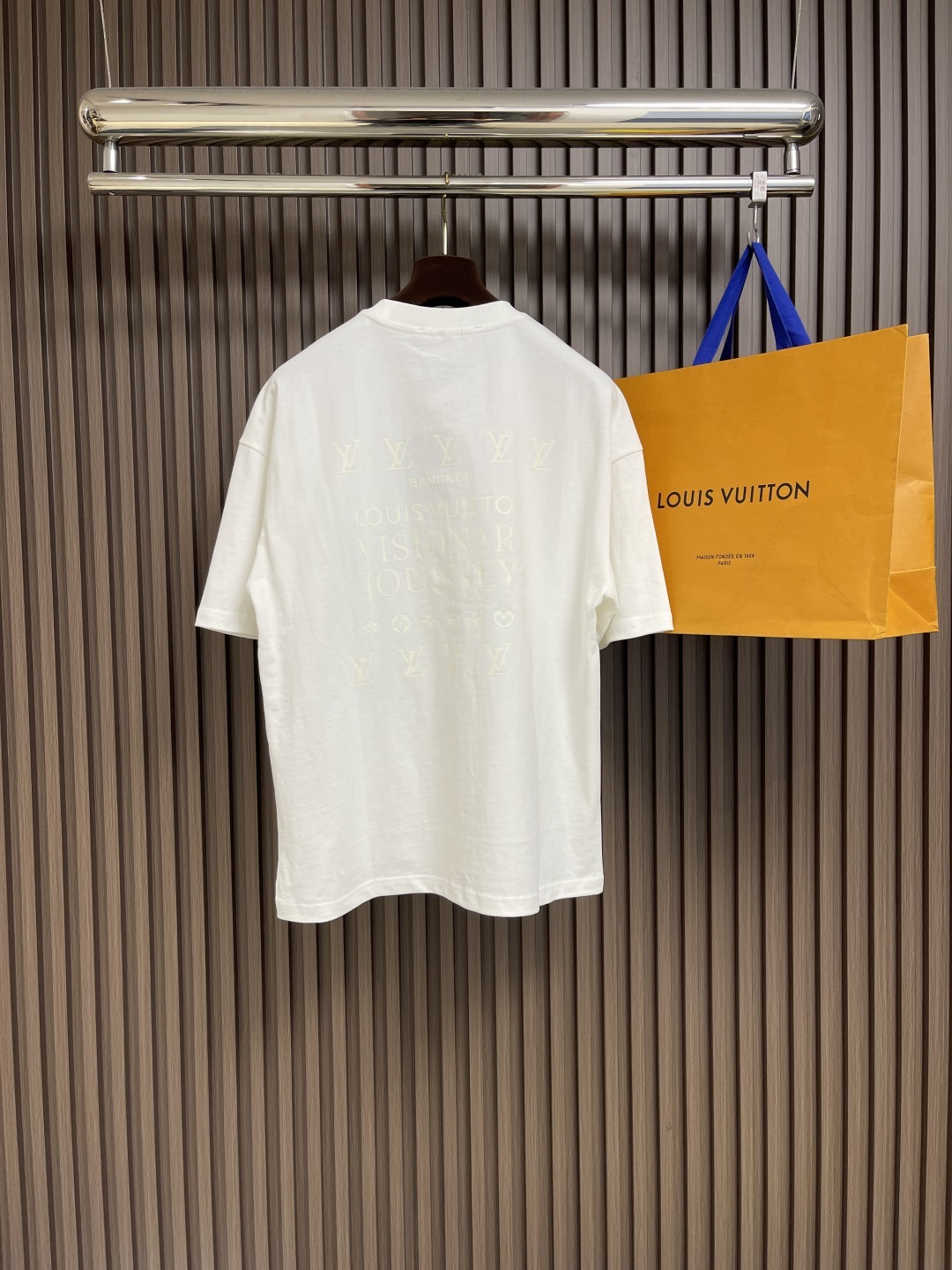 🛒🛒LV 印花短袖T恤,采用了数码技术,喷墨印花可以实现复杂的图案和丰富的色彩,将墨水均匀喷射到织物表面