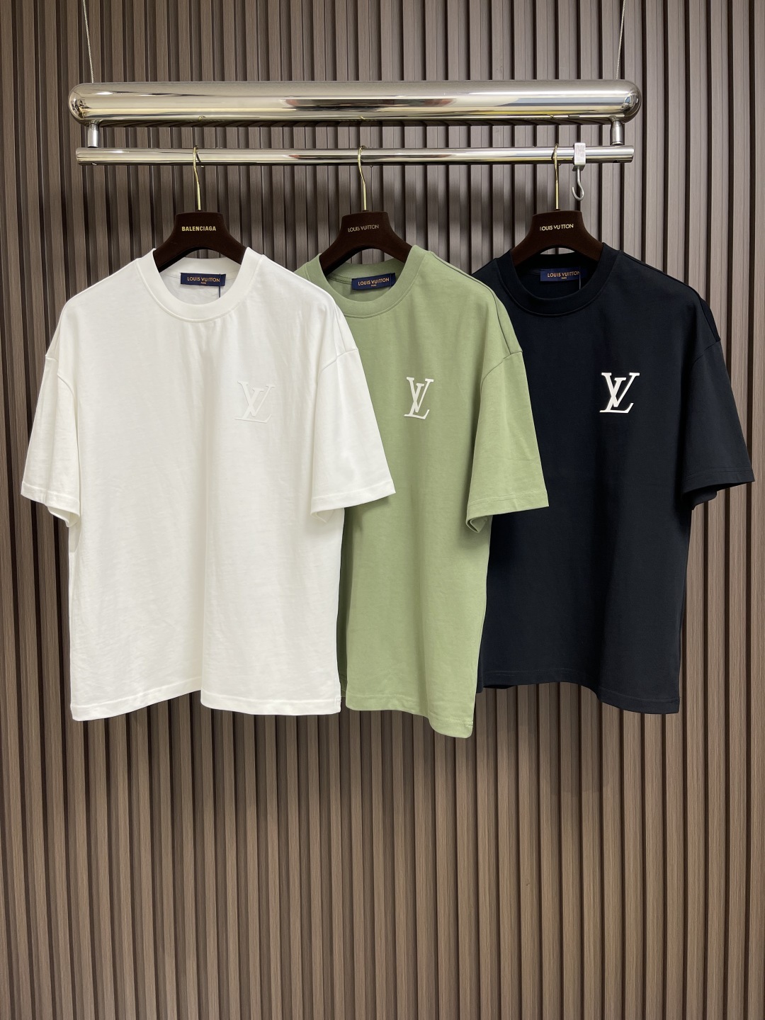 🛒🛒LV 印花短袖T恤,采用了数码技术,喷墨印花可以实现复杂的图案和丰富的色彩,将墨水均匀喷射到织物表面