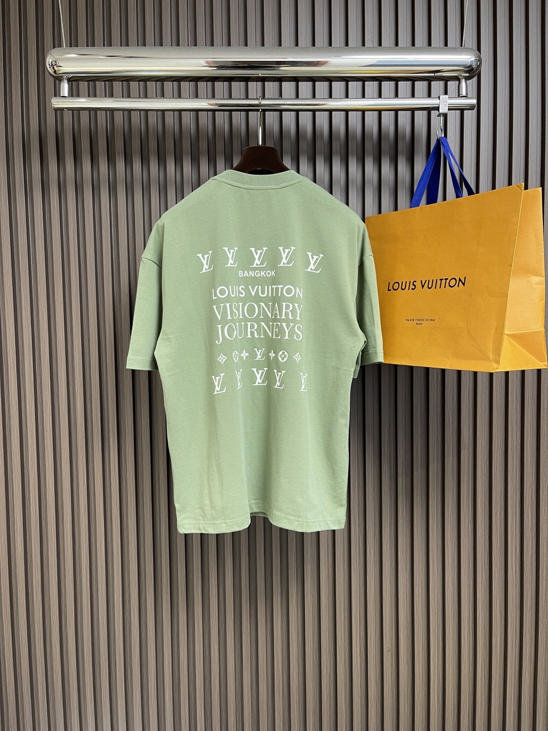 🛒🛒LV 印花短袖T恤,采用了数码技术,喷墨印花可以实现复杂的图案和丰富的色彩,将墨水均匀喷射到织物表面