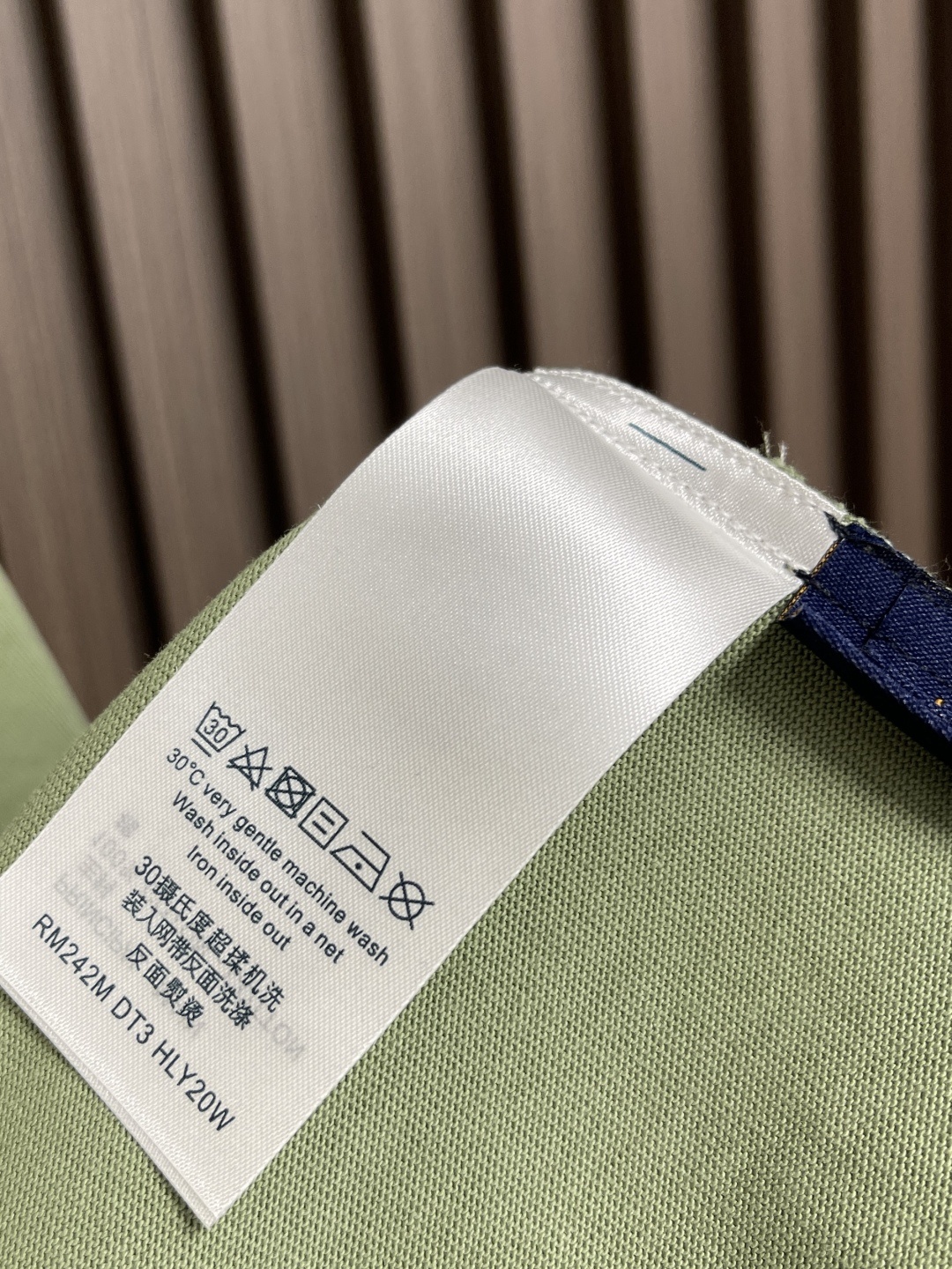 🛒🛒LV 印花短袖T恤,采用了数码技术,喷墨印花可以实现复杂的图案和丰富的色彩,将墨水均匀喷射到织物表面