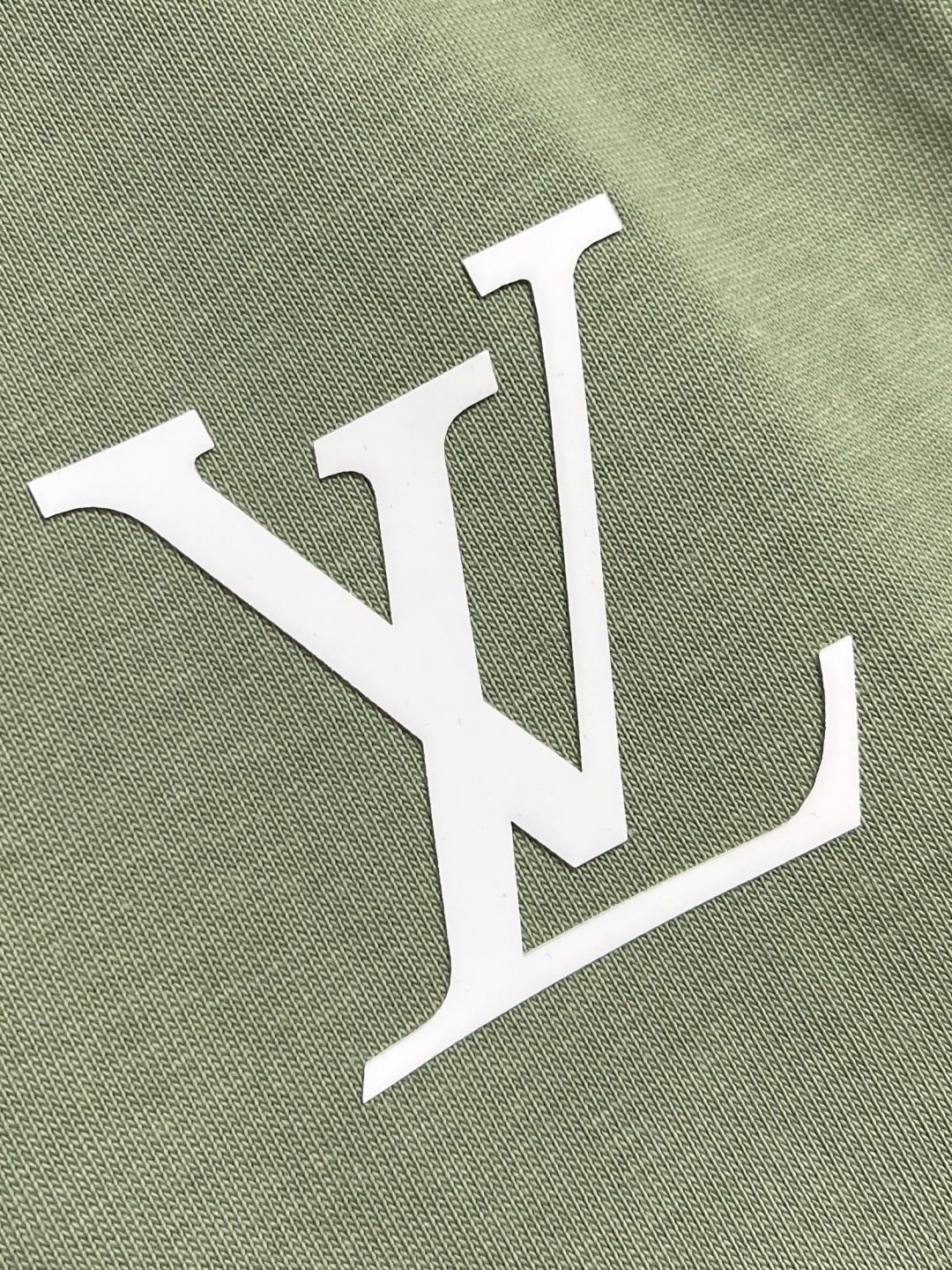 🛒🛒LV 印花短袖T恤,采用了数码技术,喷墨印花可以实现复杂的图案和丰富的色彩,将墨水均匀喷射到织物表面