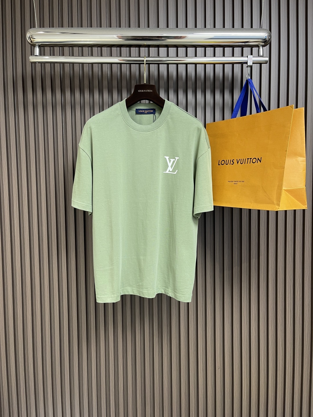 🛒🛒LV 印花短袖T恤,采用了数码技术,喷墨印花可以实现复杂的图案和丰富的色彩,将墨水均匀喷射到织物表面