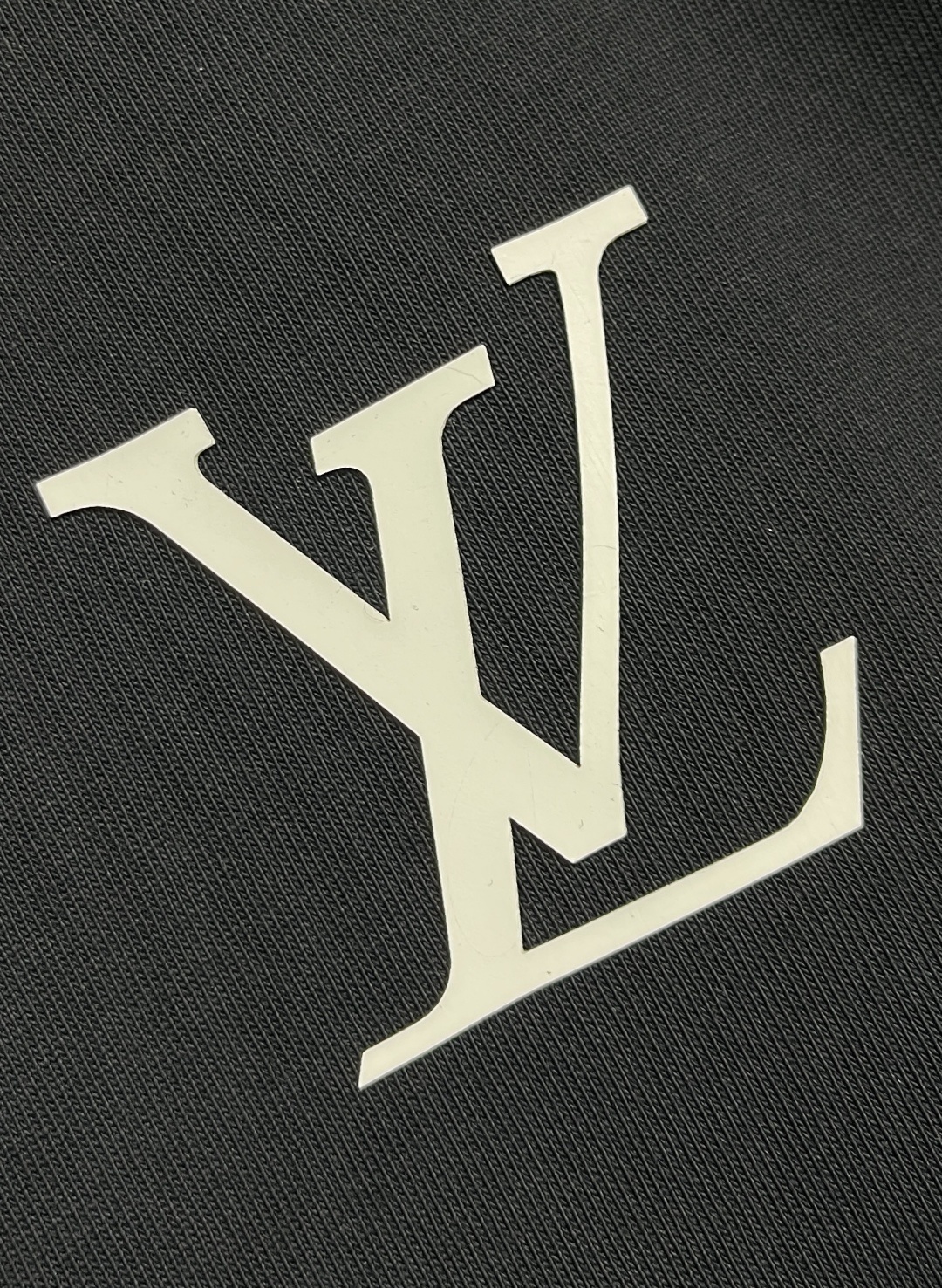 🛒🛒LV 印花短袖T恤,采用了数码技术,喷墨印花可以实现复杂的图案和丰富的色彩,将墨水均匀喷射到织物表面