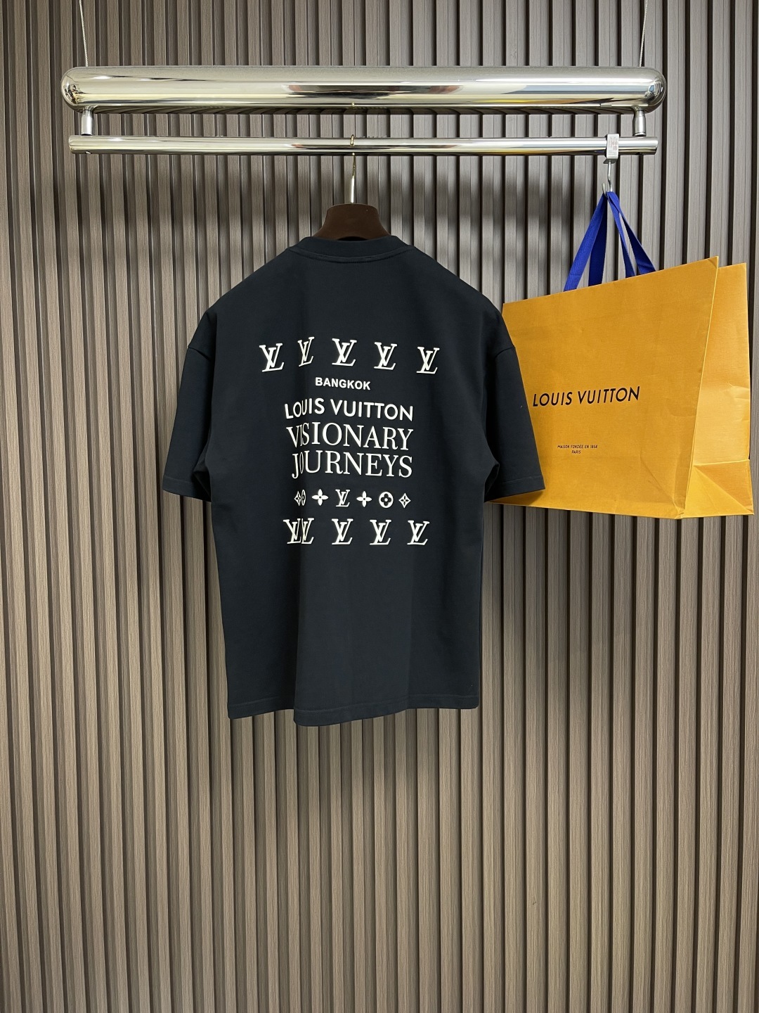 🛒🛒LV 印花短袖T恤,采用了数码技术,喷墨印花可以实现复杂的图案和丰富的色彩,将墨水均匀喷射到织物表面