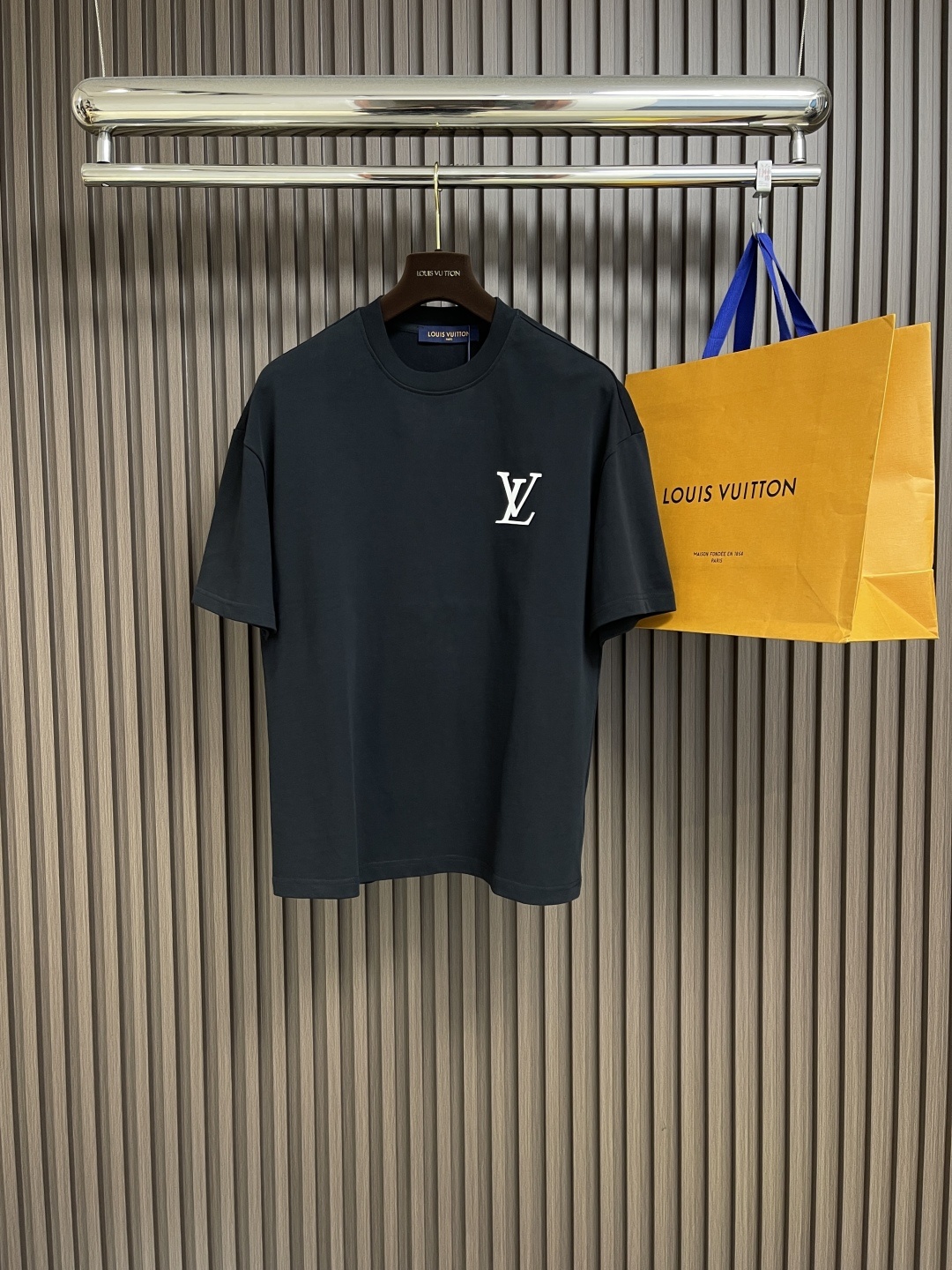 🛒🛒LV 印花短袖T恤,采用了数码技术,喷墨印花可以实现复杂的图案和丰富的色彩,将墨水均匀喷射到织物表面