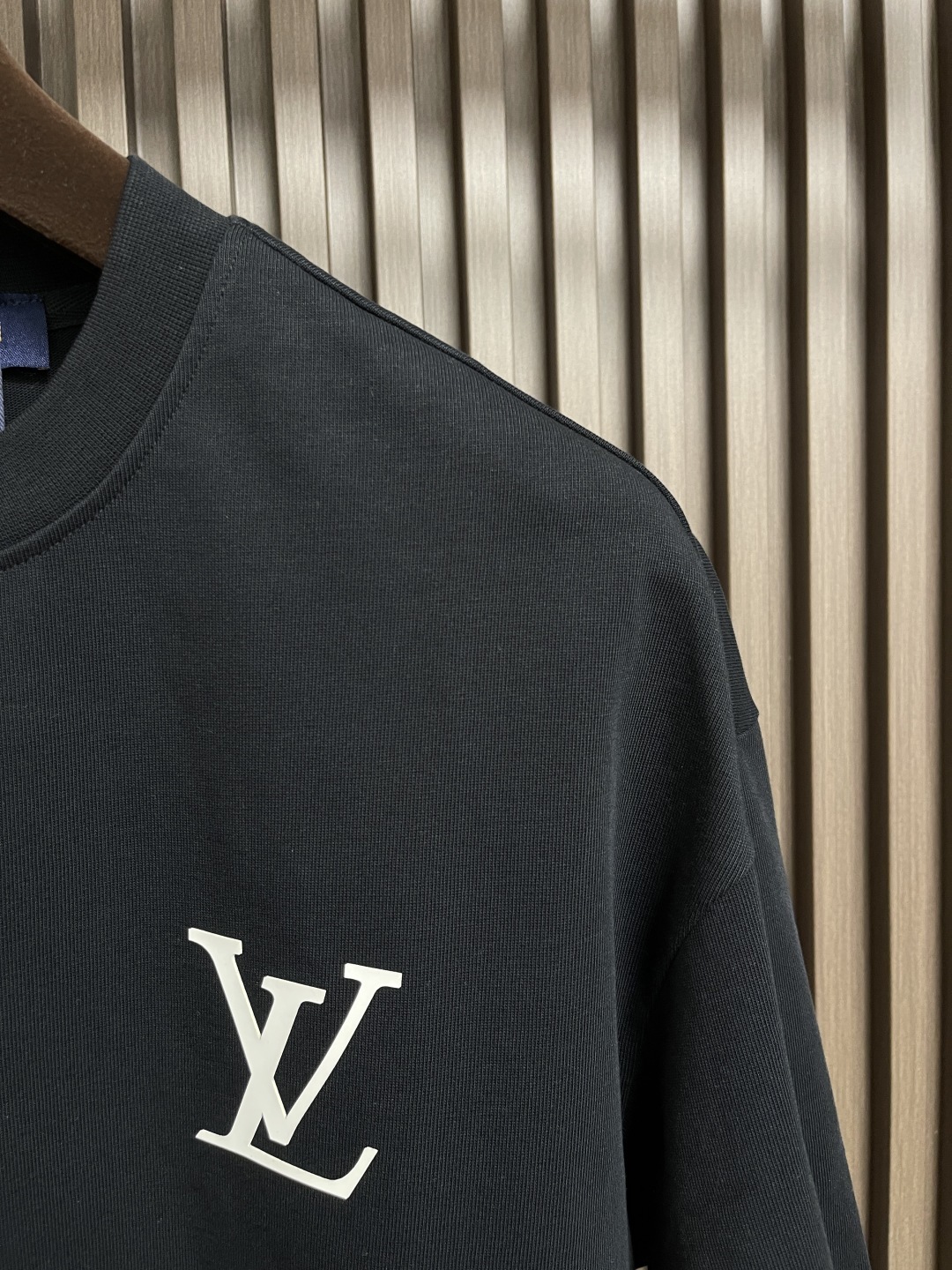 🛒🛒LV 印花短袖T恤,采用了数码技术,喷墨印花可以实现复杂的图案和丰富的色彩,将墨水均匀喷射到织物表面