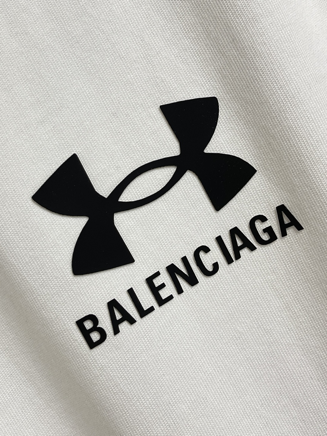 🛒🛒balenciaga x 安德玛 2025fw联名安德玛印花短袖T恤,面料采用230克精梳纯棉平纹布