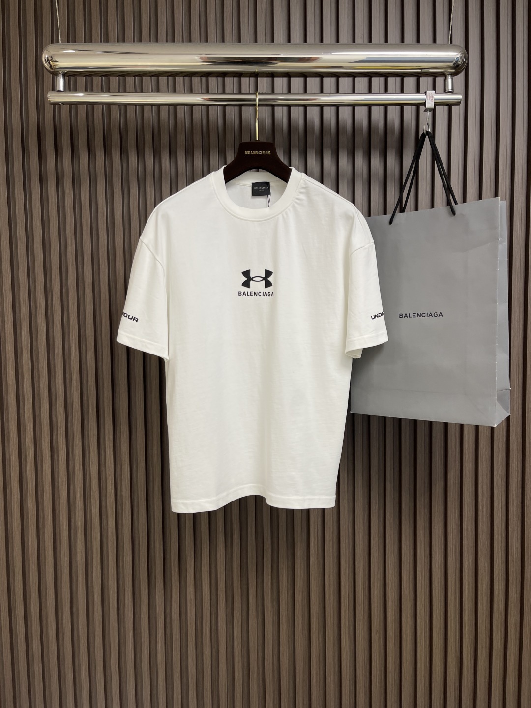 🛒🛒balenciaga x 安德玛 2025fw联名安德玛印花短袖T恤,面料采用230克精梳纯棉平纹布