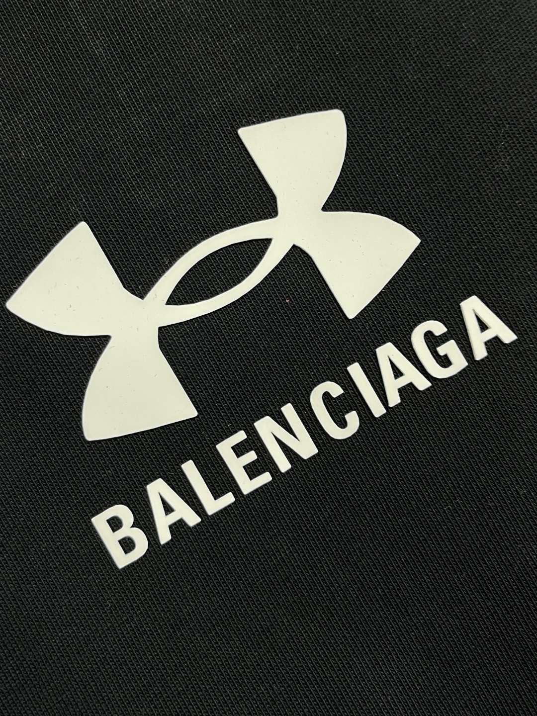 🛒🛒balenciaga x 安德玛 2025fw联名安德玛印花短袖T恤,面料采用230克精梳纯棉平纹布