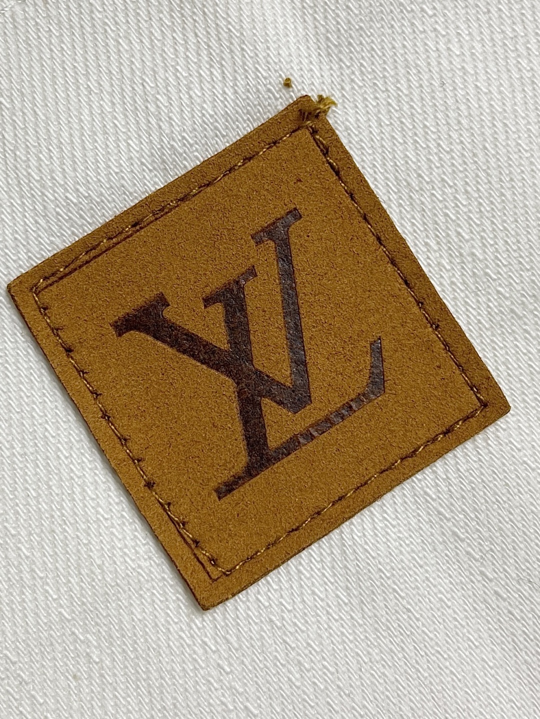 🛒🛒Iv 皮标口袋短袖牛仔衬衫，高订面料采用400斜纹布料，每一件都必须洗水，手感透气舒适，订制五金纽扣
