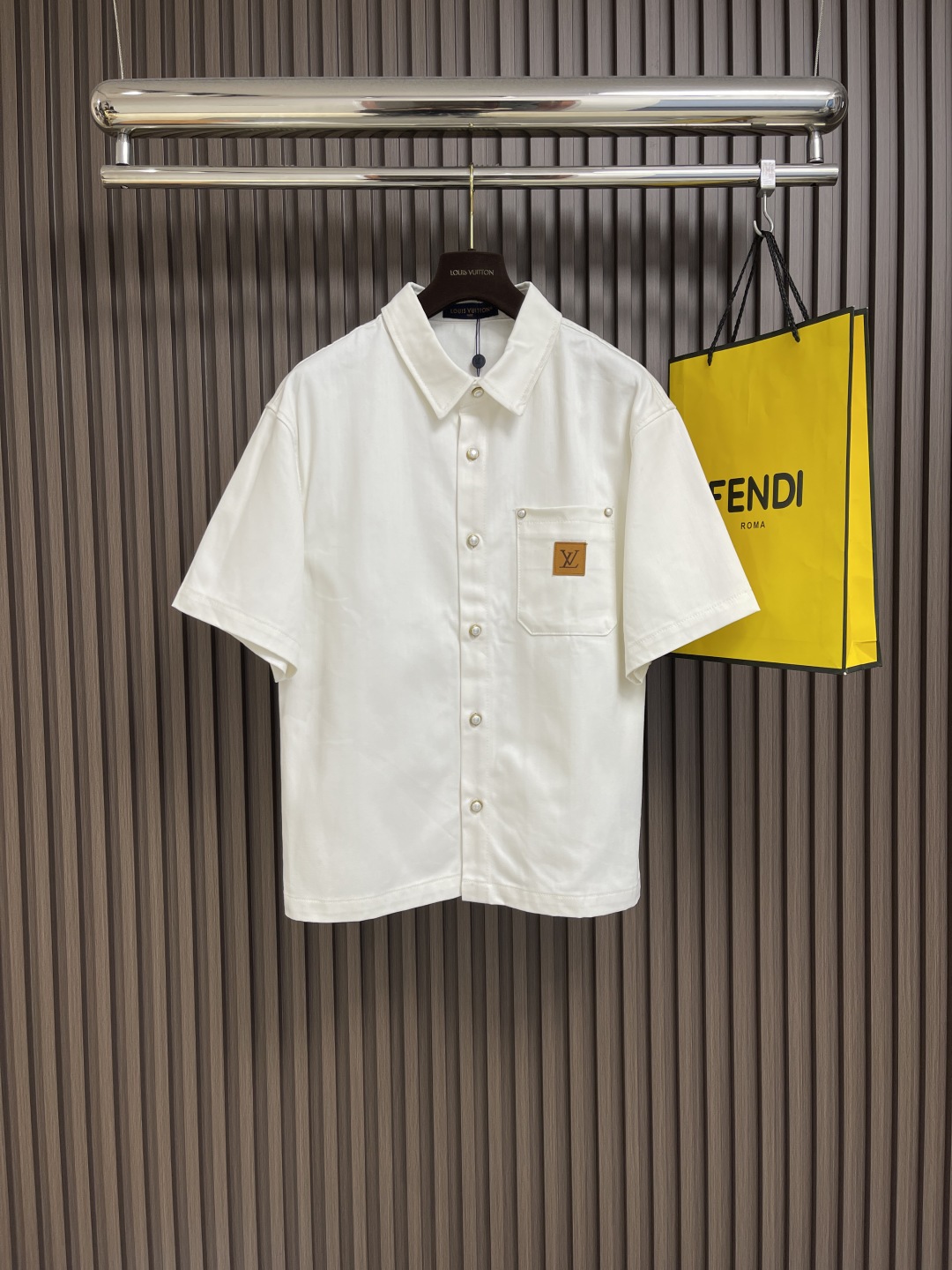 🛒🛒Iv 皮标口袋短袖牛仔衬衫，高订面料采用400斜纹布料，每一件都必须洗水，手感透气舒适，订制五金纽扣