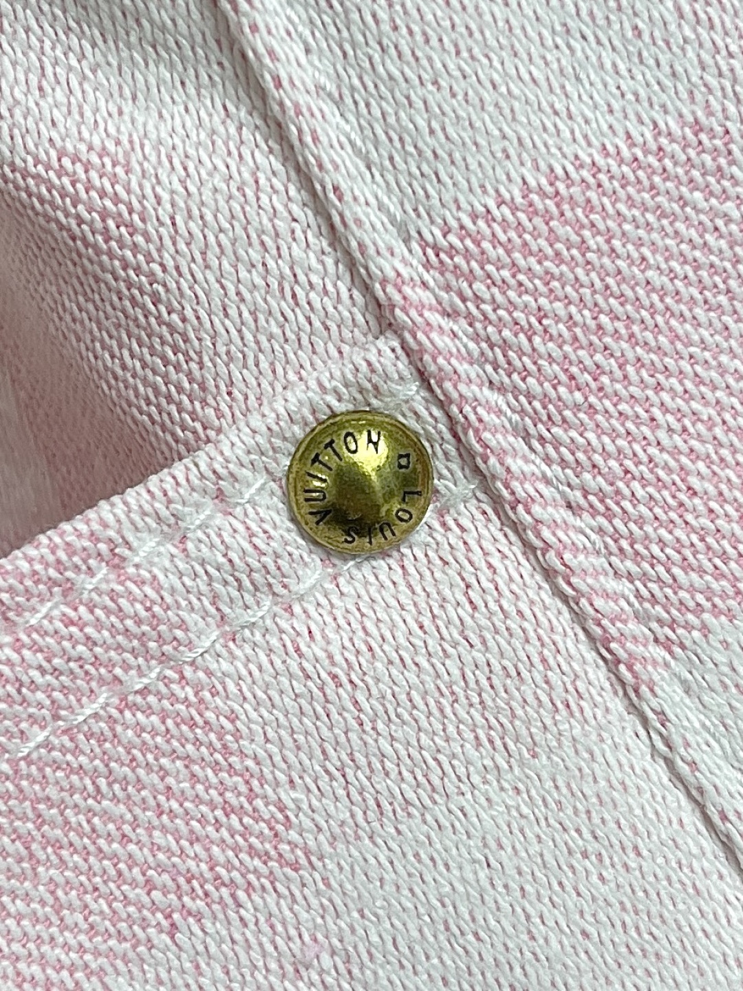 🛒🛒LV 棋盘格牛仔长裤，轻奢主义 男女日常通勤穿搭必备单品，采用18安克重半漂牛仔原布 脱浆处理 高温