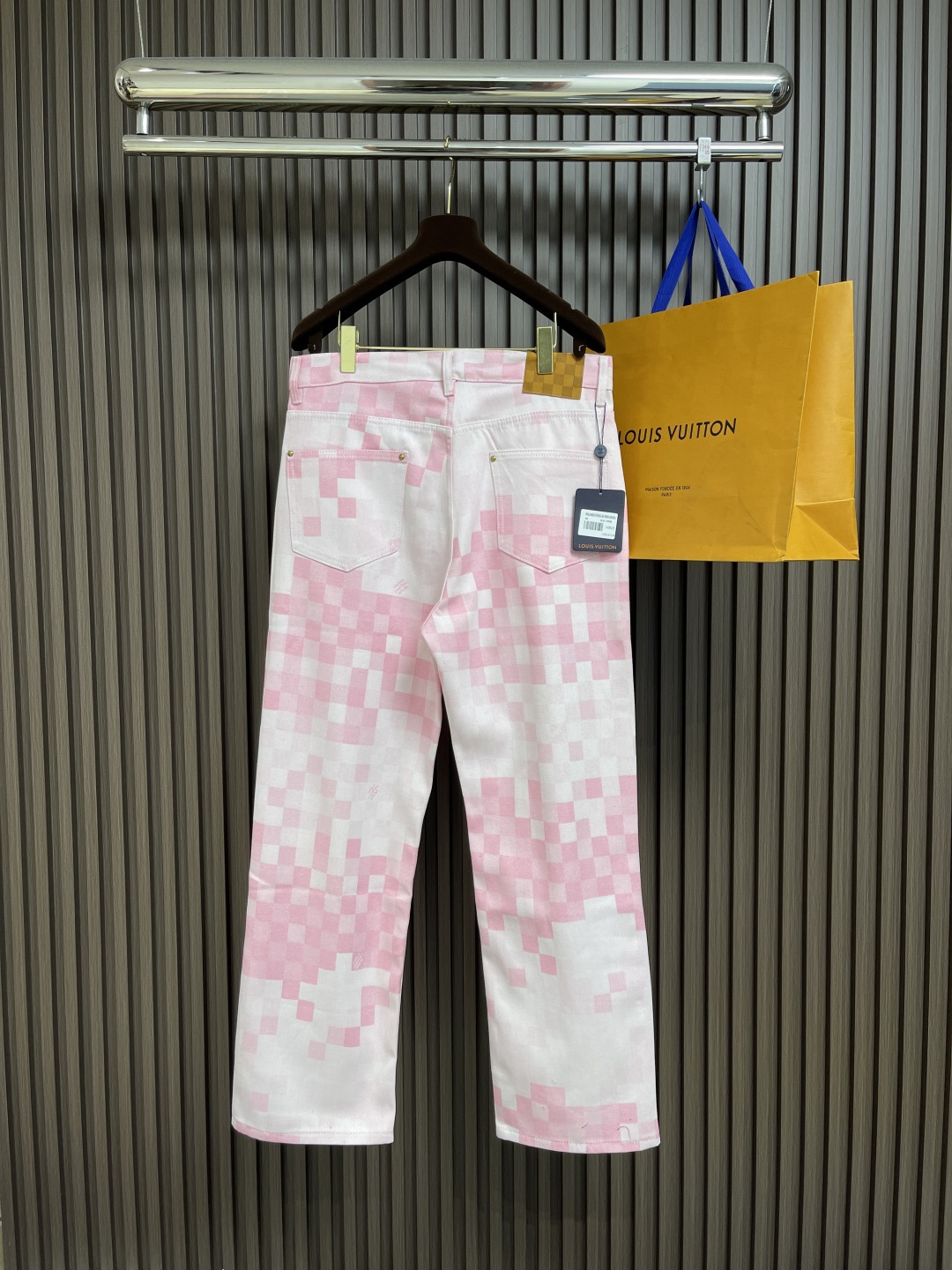🛒🛒LV 棋盘格牛仔长裤，轻奢主义 男女日常通勤穿搭必备单品，采用18安克重半漂牛仔原布 脱浆处理 高温