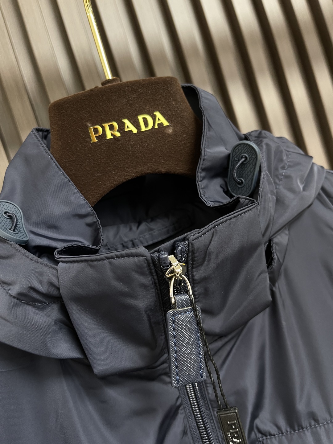 🛒🛒Prada 2025ss春夏休闲连帽夹克，时尚休闲拉链夹克，此款夹克外套选用了P家专业定制的轻薄科技