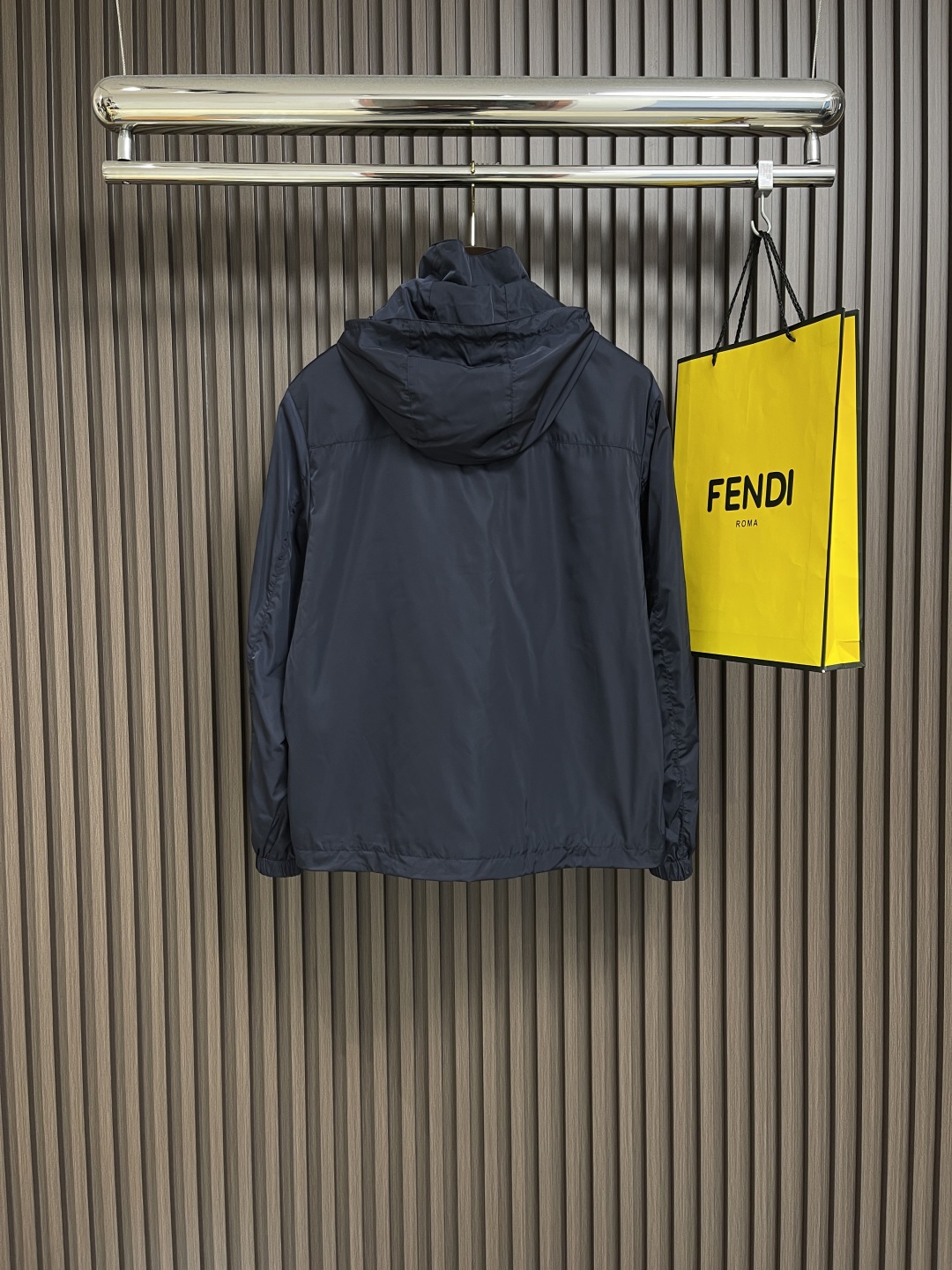 🛒🛒Prada 2025ss春夏休闲连帽夹克，时尚休闲拉链夹克，此款夹克外套选用了P家专业定制的轻薄科技