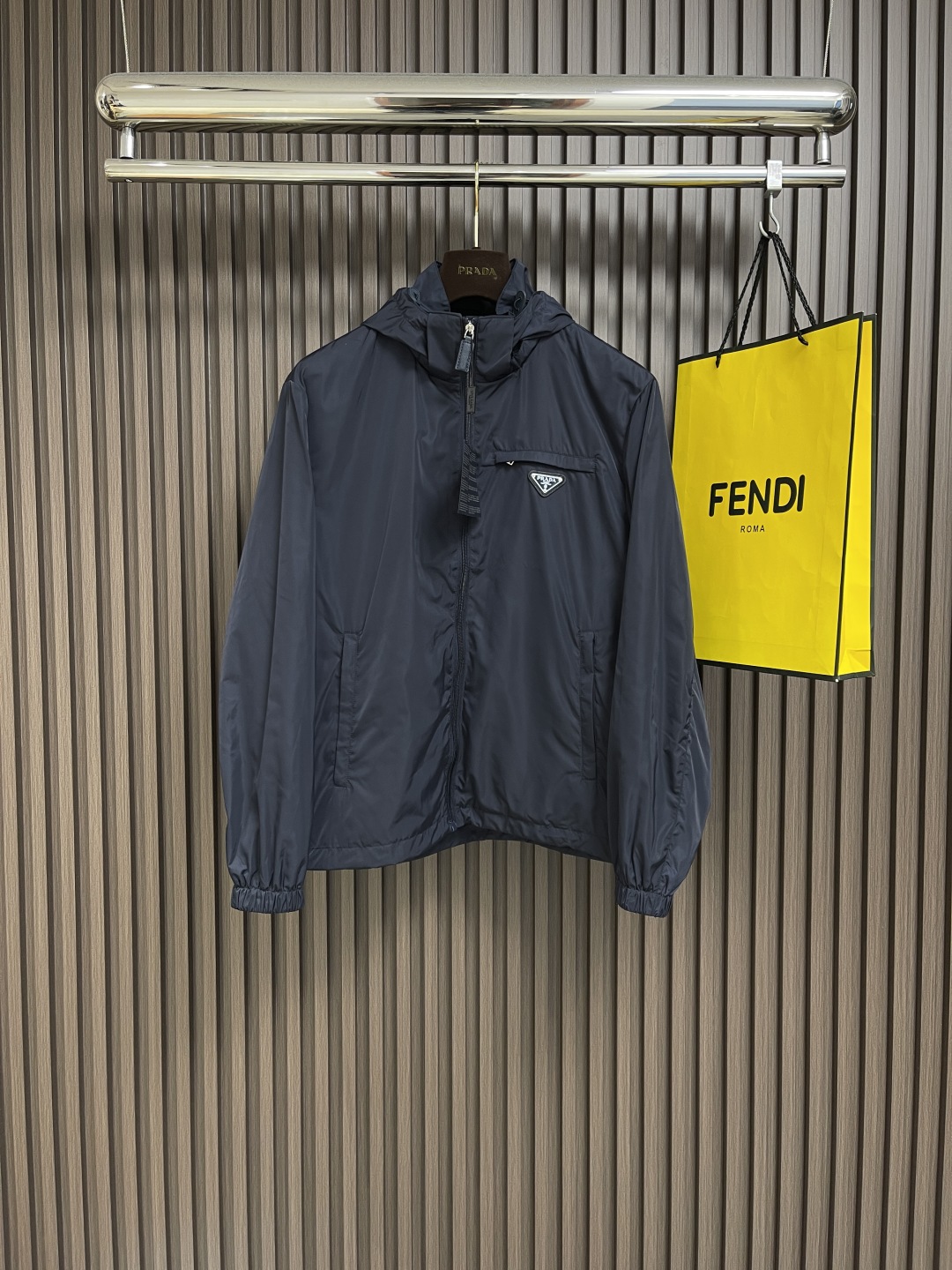 🛒🛒Prada 2025ss春夏休闲连帽夹克，时尚休闲拉链夹克，此款夹克外套选用了P家专业定制的轻薄科技