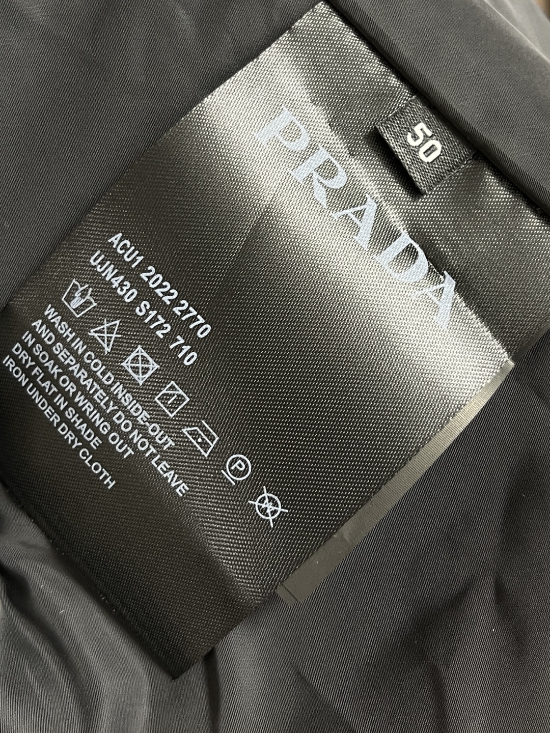 🛒🛒Prada 2025ss春夏休闲连帽夹克，时尚休闲拉链夹克，此款夹克外套选用了P家专业定制的轻薄科技
