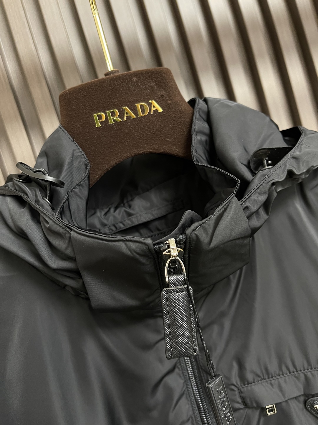 🛒🛒Prada 2025ss春夏休闲连帽夹克，时尚休闲拉链夹克，此款夹克外套选用了P家专业定制的轻薄科技