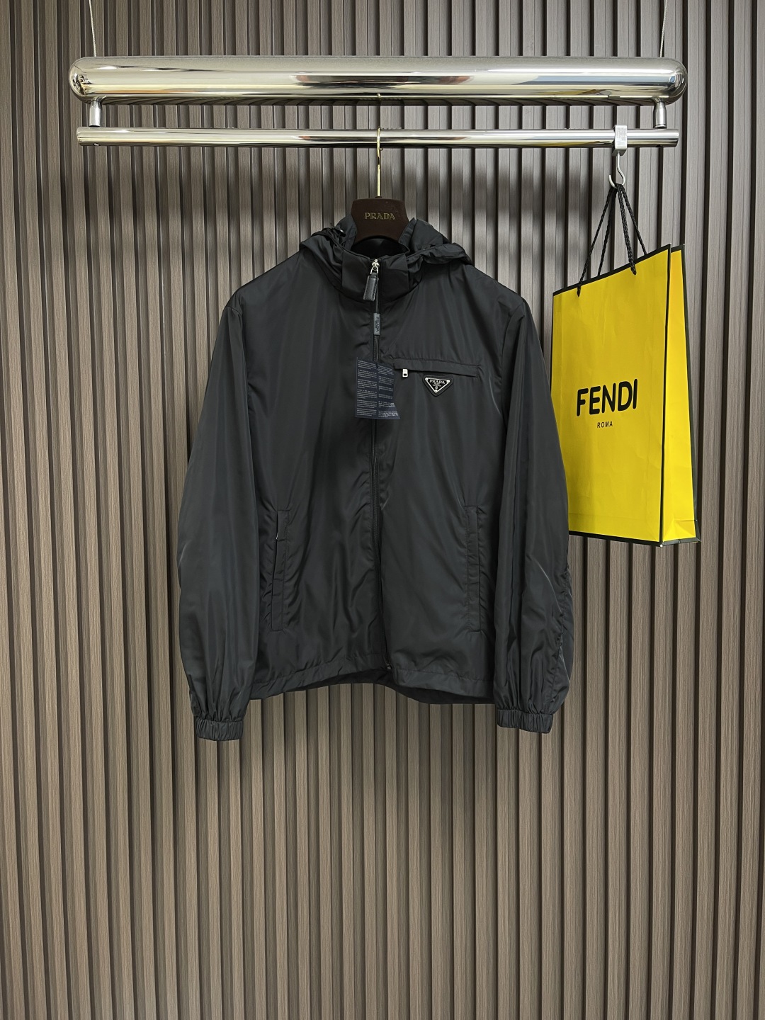 🛒🛒Prada 2025ss春夏休闲连帽夹克，时尚休闲拉链夹克，此款夹克外套选用了P家专业定制的轻薄科技