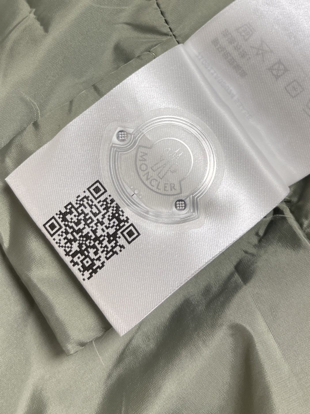🛒🛒moncler连帽反光印花马甲,采用20d超轻尼龙面料制成,经防污防水抗撕裂复合工艺处理,表面呈现独