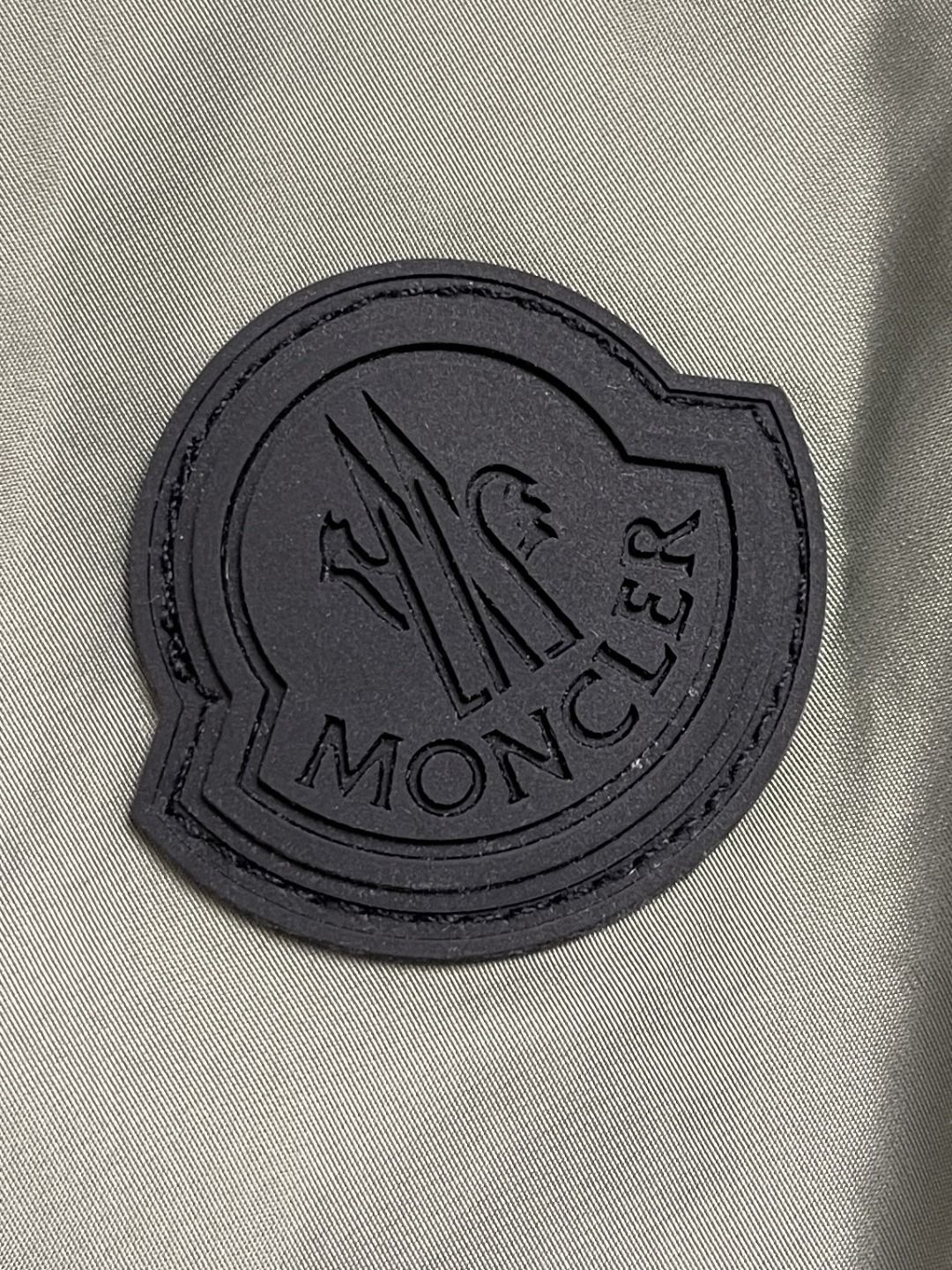 🛒🛒moncler连帽反光印花马甲,采用20d超轻尼龙面料制成,经防污防水抗撕裂复合工艺处理,表面呈现独