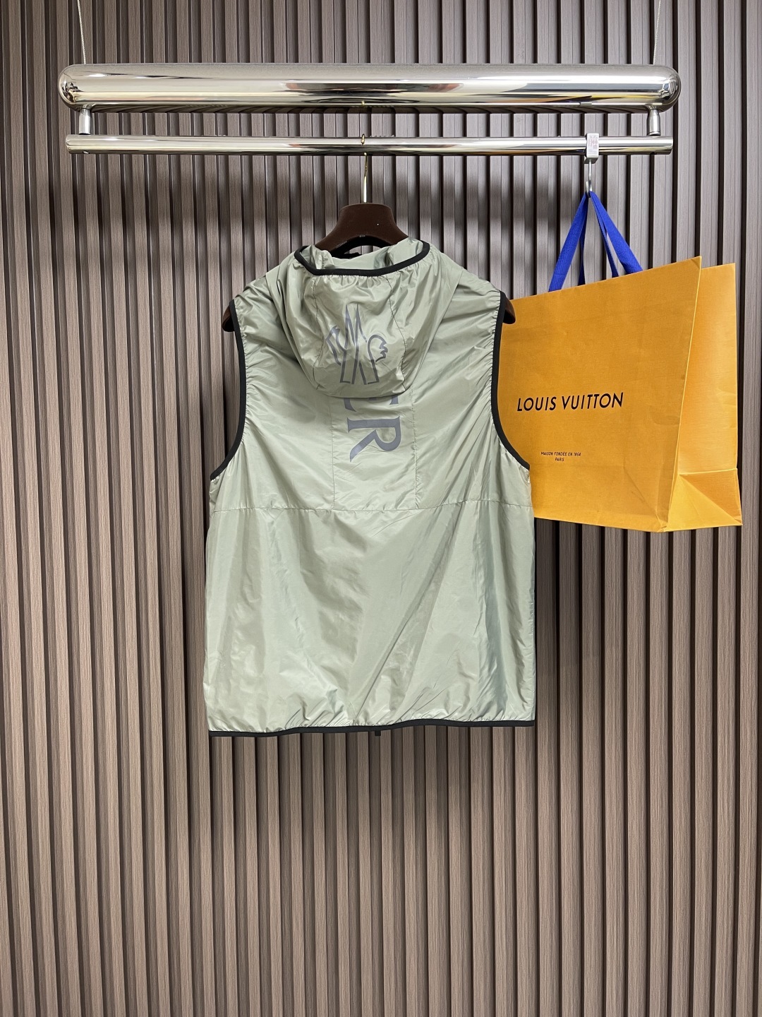 🛒🛒moncler连帽反光印花马甲,采用20d超轻尼龙面料制成,经防污防水抗撕裂复合工艺处理,表面呈现独