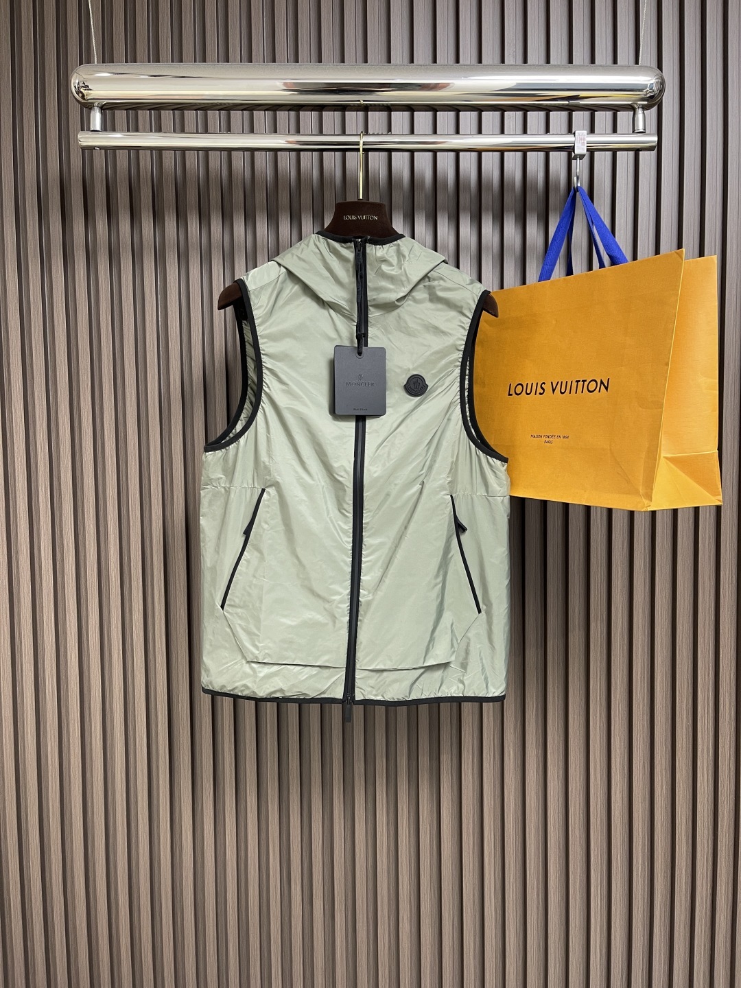 🛒🛒moncler连帽反光印花马甲,采用20d超轻尼龙面料制成,经防污防水抗撕裂复合工艺处理,表面呈现独