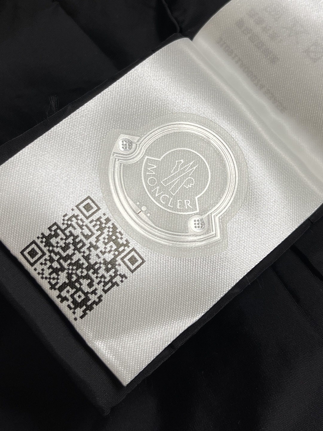 🛒🛒moncler连帽反光印花马甲,采用20d超轻尼龙面料制成,经防污防水抗撕裂复合工艺处理,表面呈现独