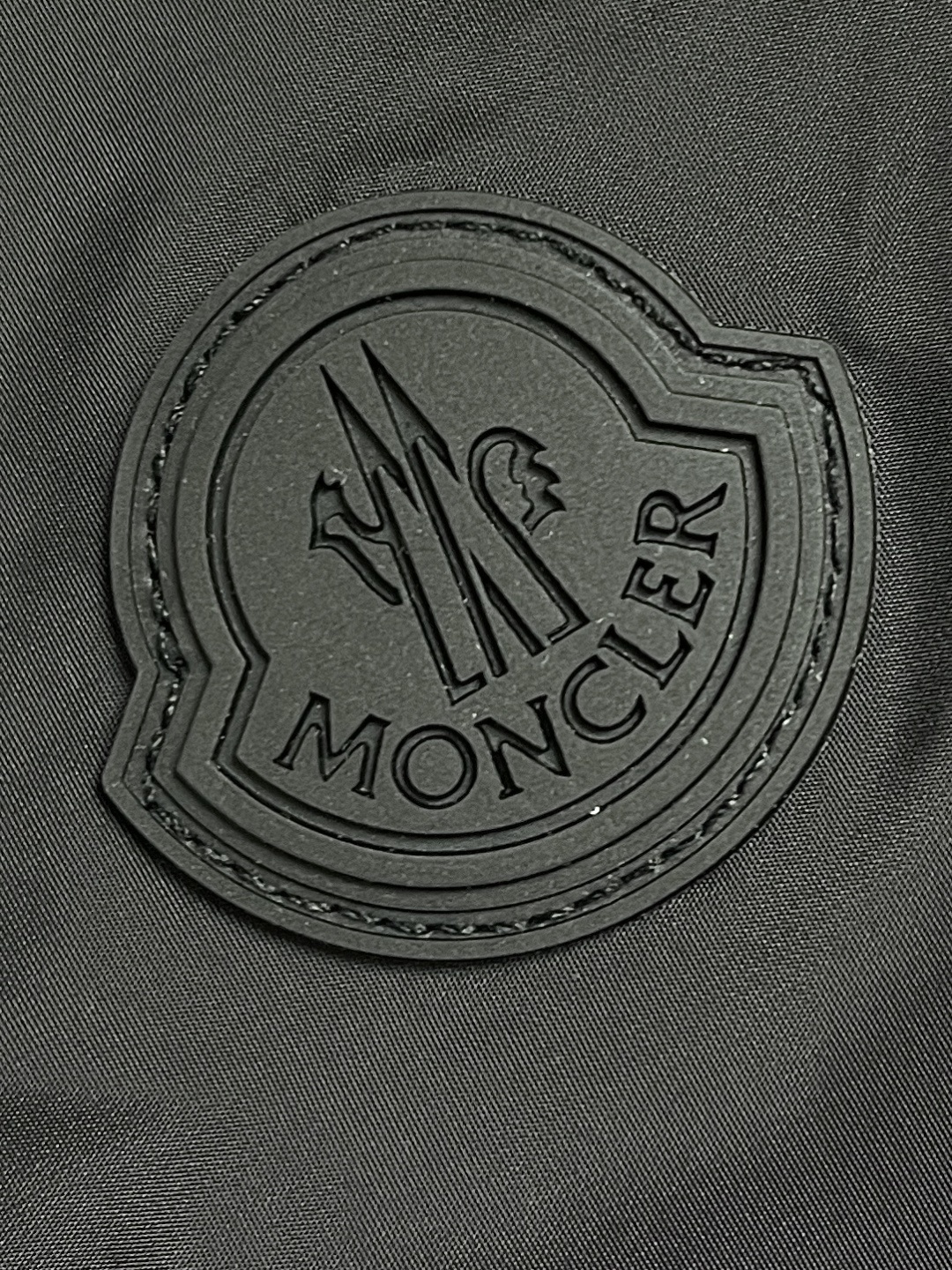 🛒🛒moncler连帽反光印花马甲,采用20d超轻尼龙面料制成,经防污防水抗撕裂复合工艺处理,表面呈现独