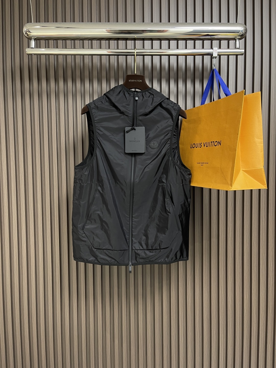 🛒🛒moncler连帽反光印花马甲,采用20d超轻尼龙面料制成,经防污防水抗撕裂复合工艺处理,表面呈现独