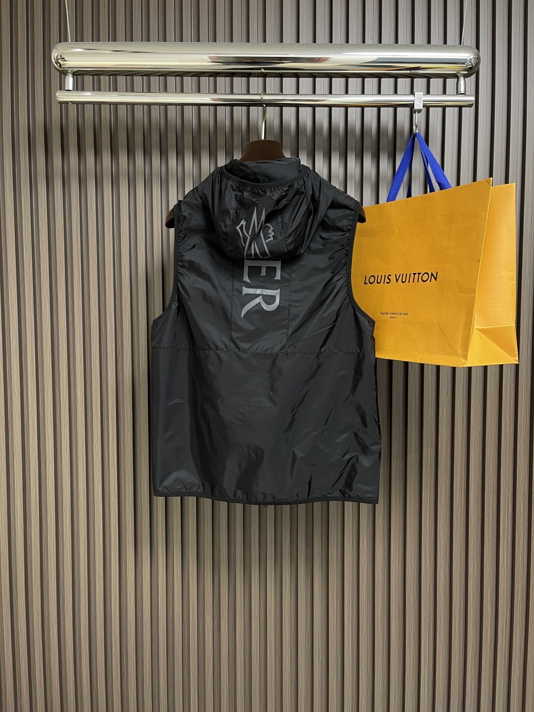 🛒🛒moncler连帽反光印花马甲,采用20d超轻尼龙面料制成,经防污防水抗撕裂复合工艺处理,表面呈现独