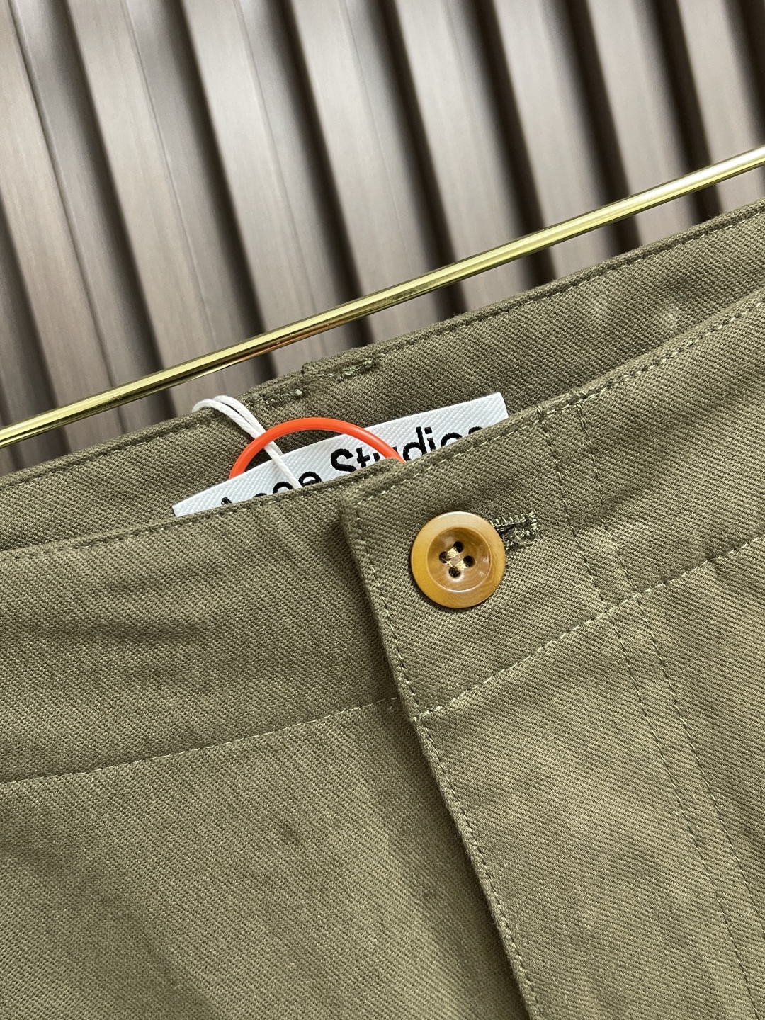 🛒🛒acne studios 标签工装长裤，定制精织细密纹梭织面料，以卡其绿诠释时尚新高度，口袋上饰有a