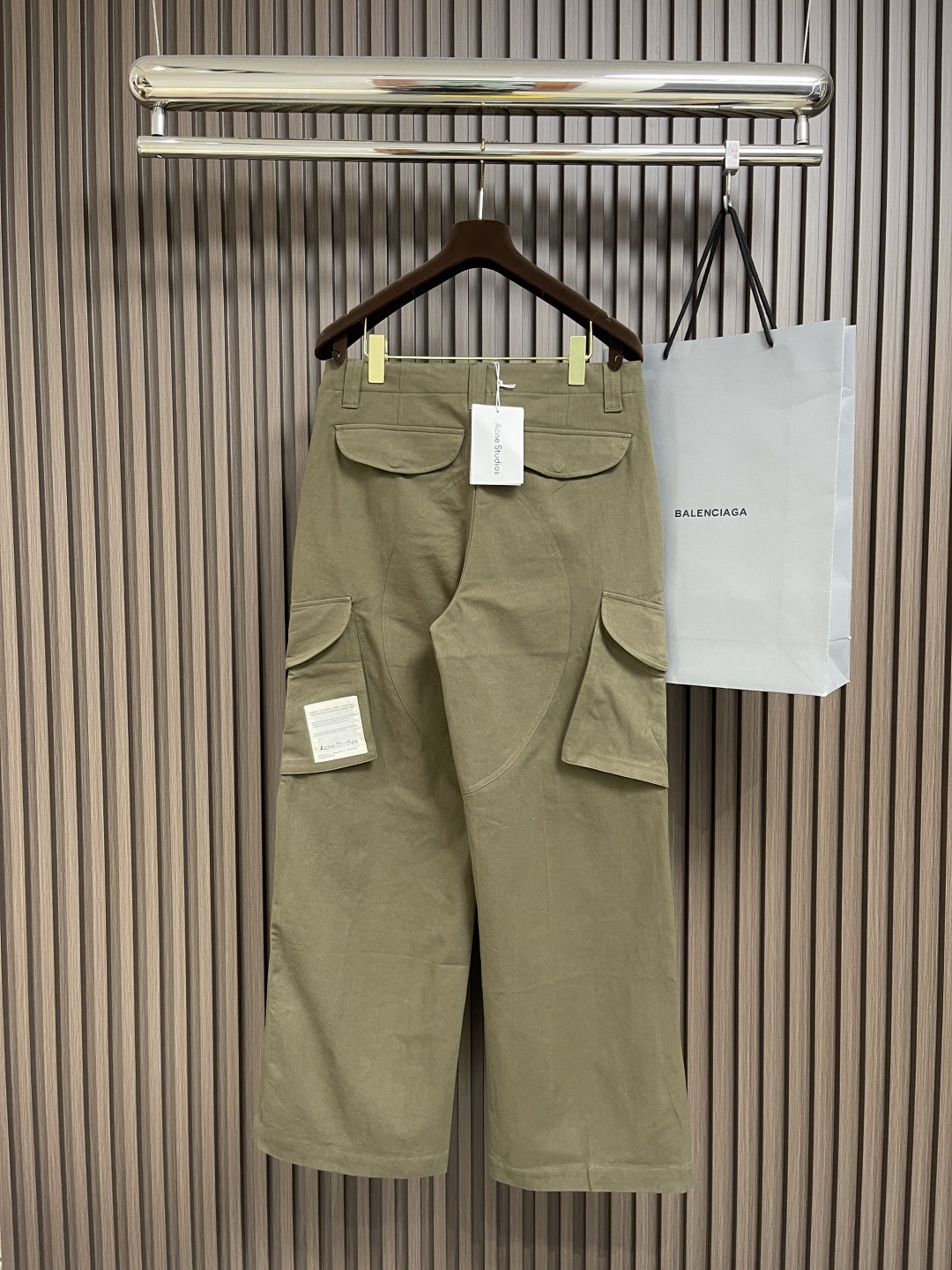 🛒🛒acne studios 标签工装长裤，定制精织细密纹梭织面料，以卡其绿诠释时尚新高度，口袋上饰有a