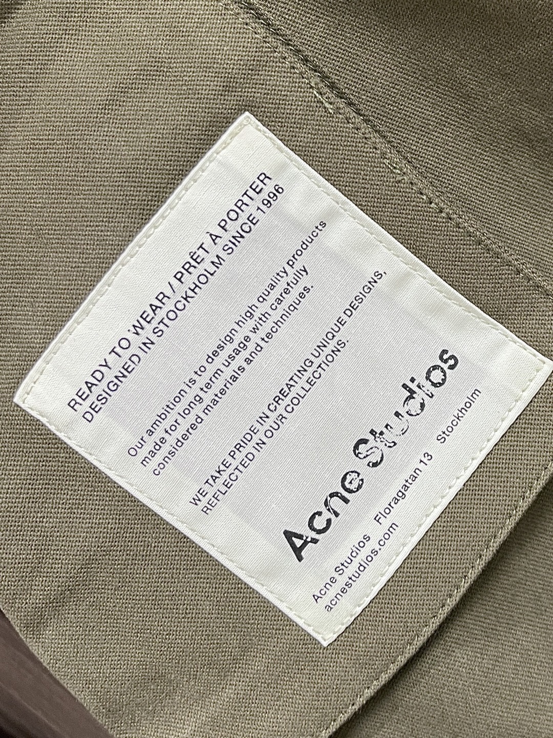 🛒🛒acne studios 标签工装长裤，定制精织细密纹梭织面料，以卡其绿诠释时尚新高度，口袋上饰有a