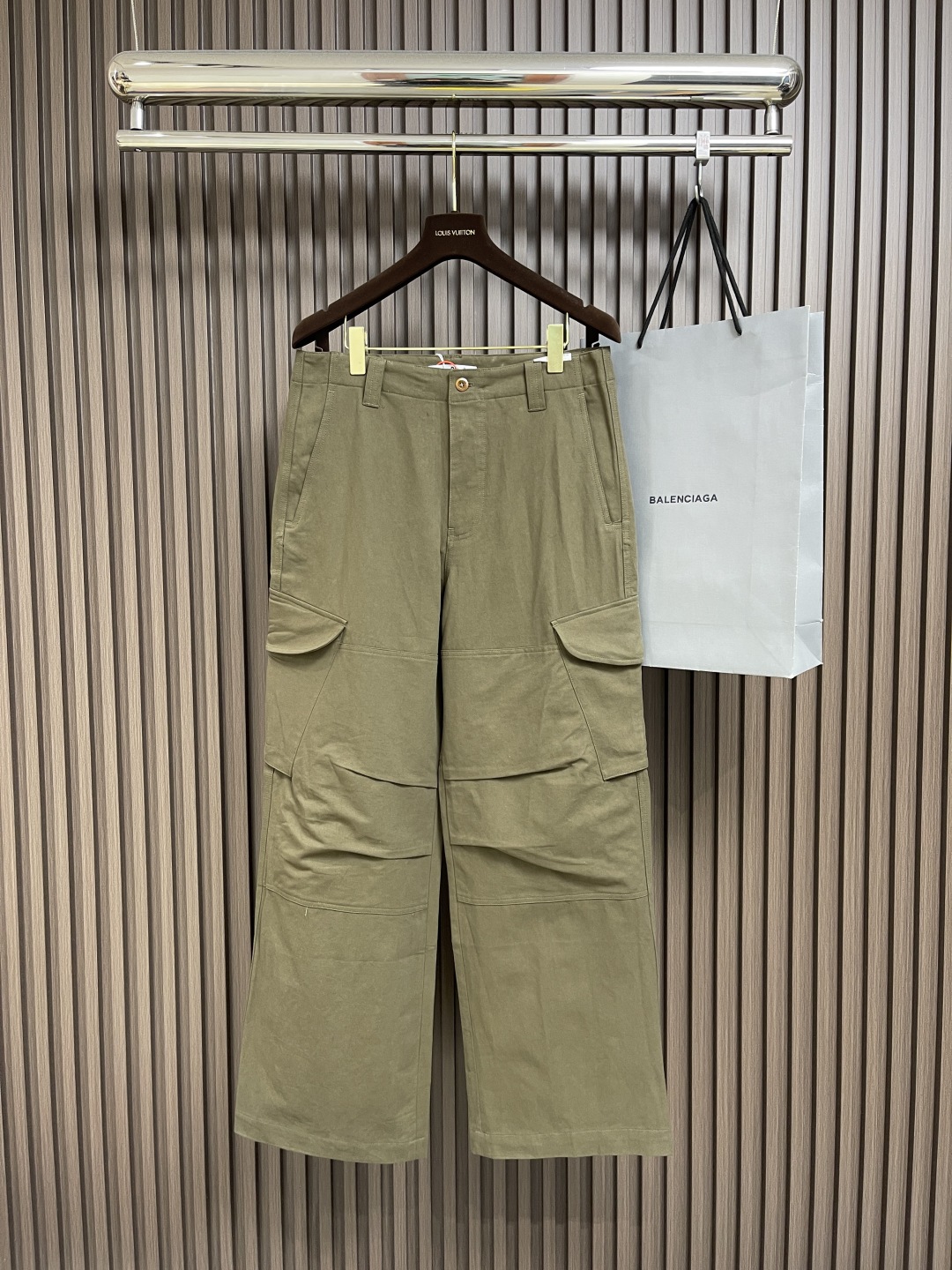 🛒🛒acne studios 标签工装长裤，定制精织细密纹梭织面料，以卡其绿诠释时尚新高度，口袋上饰有a