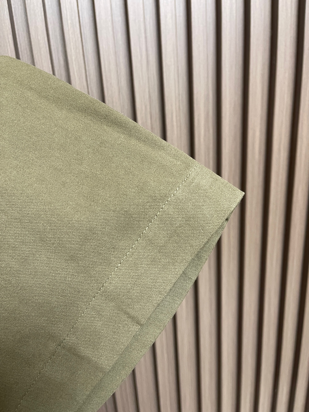 🛒🛒acne studios 标签工装长裤，定制精织细密纹梭织面料，以卡其绿诠释时尚新高度，口袋上饰有a