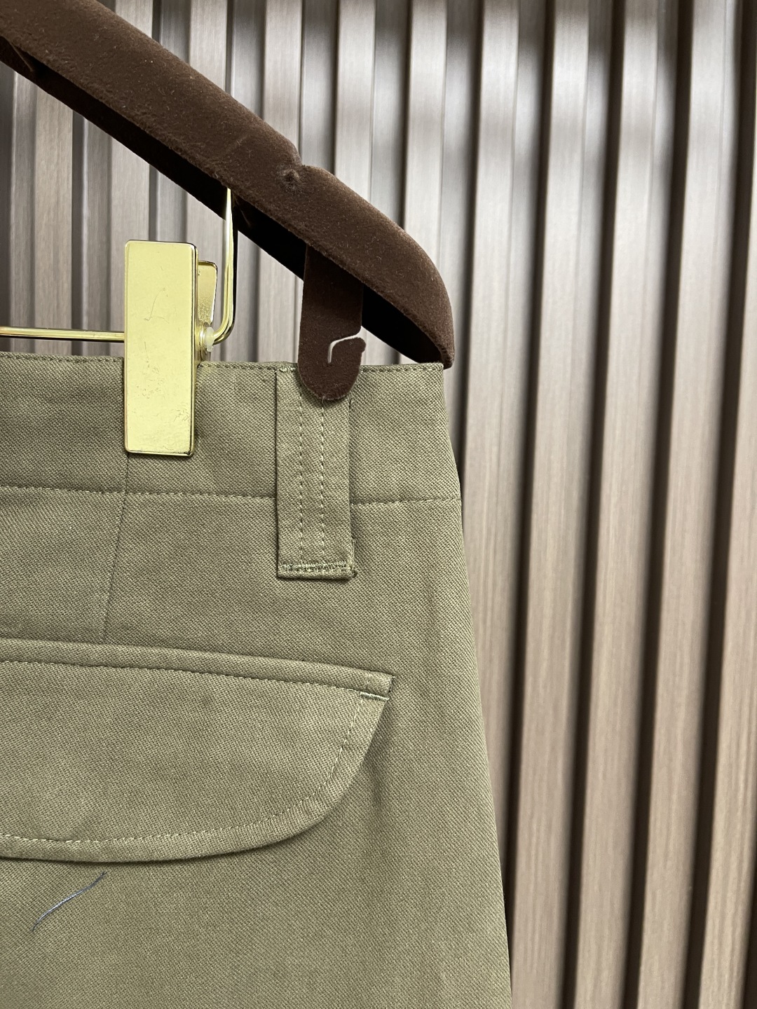 🛒🛒acne studios 标签工装长裤，定制精织细密纹梭织面料，以卡其绿诠释时尚新高度，口袋上饰有a