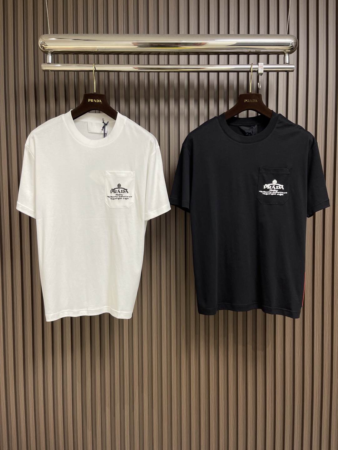 🛒🛒Prada 2025ss早春新款口袋刺绣款短袖T恤，呈现简约格调，合体的型面料采用朱迪棉料上身舒适透