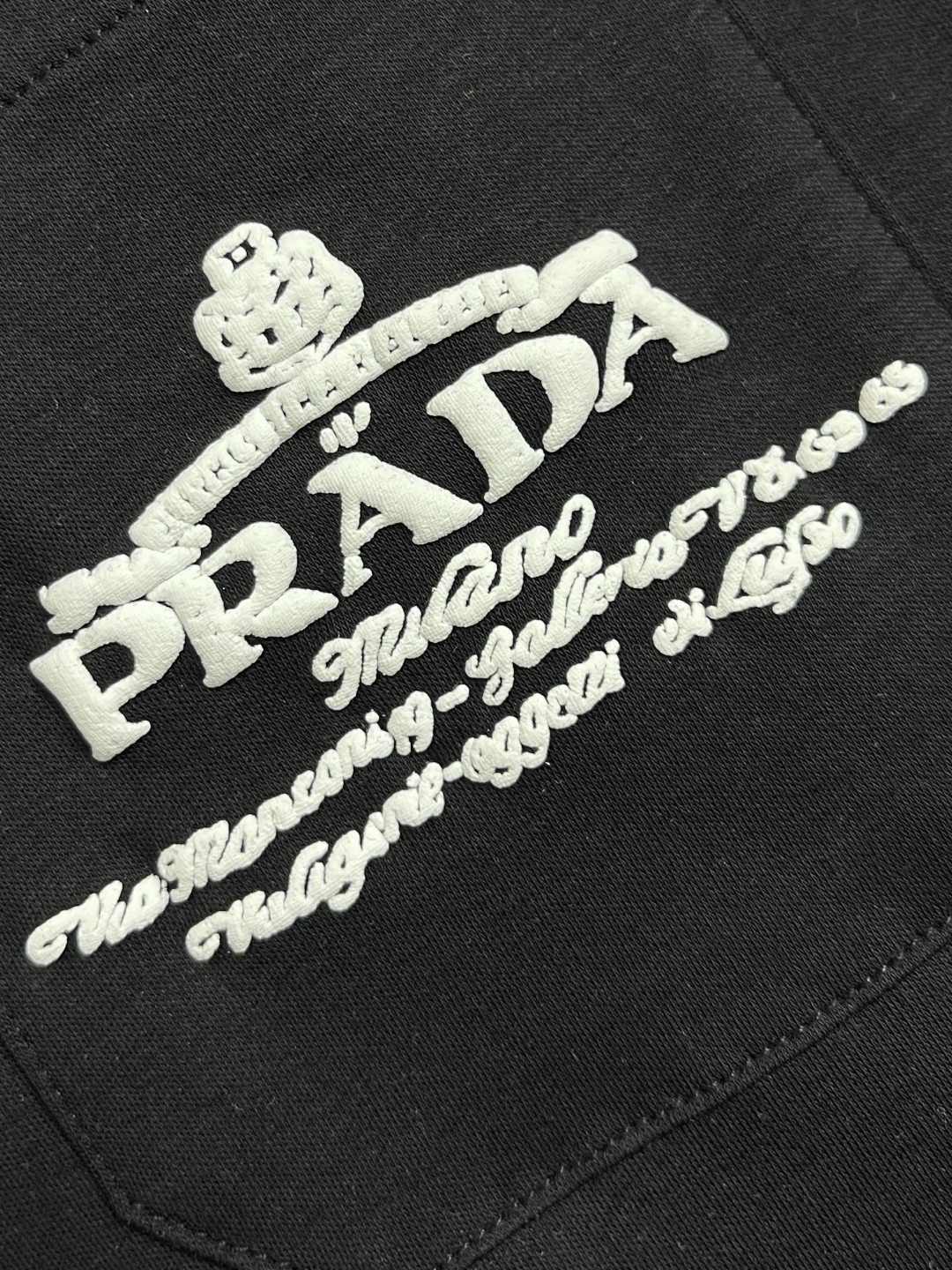 🛒🛒Prada 2025ss早春新款口袋刺绣款短袖T恤，呈现简约格调，合体的型面料采用朱迪棉料上身舒适透
